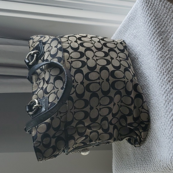 Coach signature shoulder bag black. - Picture 3 of 12